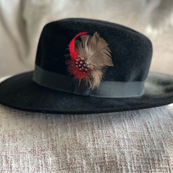 Burberry’s Rabbit feather fedora - Picture 4 of 8